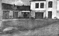 Місце большевицького злочину народовбивства у Вінниці: оточене ґаражами подвір'я в'язниці НКВД, на якому розстрілювано жертви.