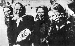 Усе горе знедоленого народу віддзеркалюється на обличчях цих жінок, що прийшли до Вінниці шукати своїх рідних між трупами у масових могилах.